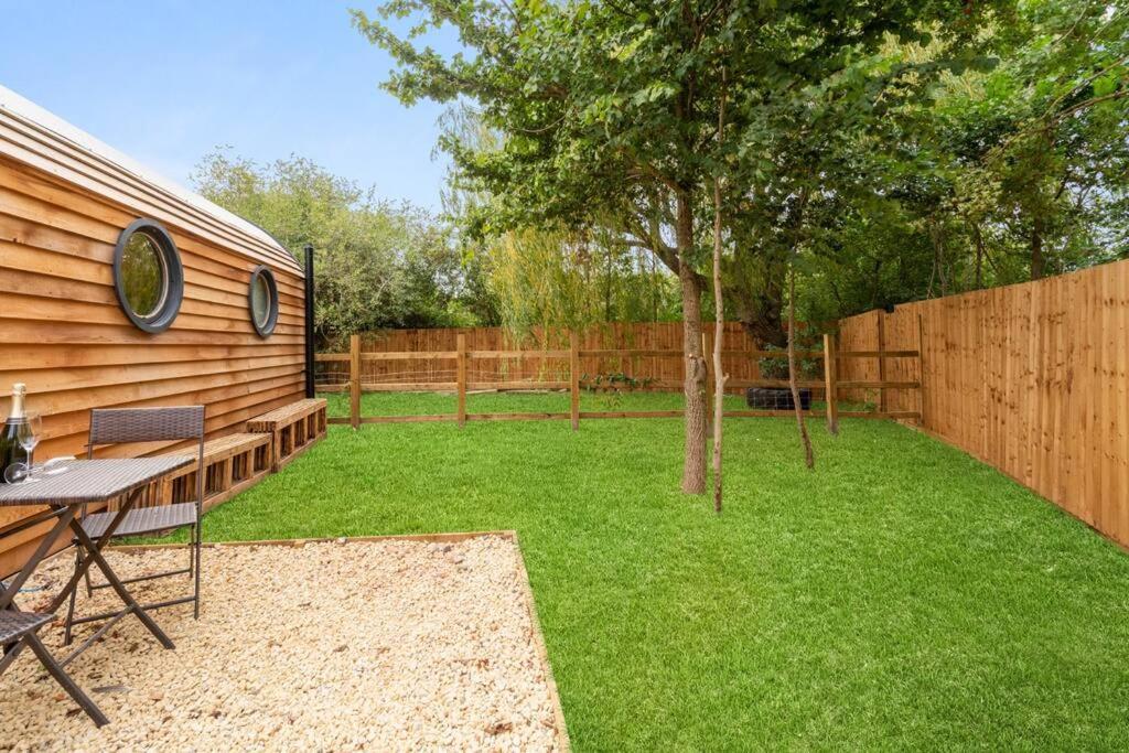 Apple - Luxury Cabin In The Cotswolds Alderton (Gloucestershire) Exterior photo