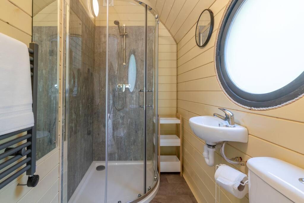 Apple - Luxury Cabin In The Cotswolds Alderton (Gloucestershire) Exterior photo