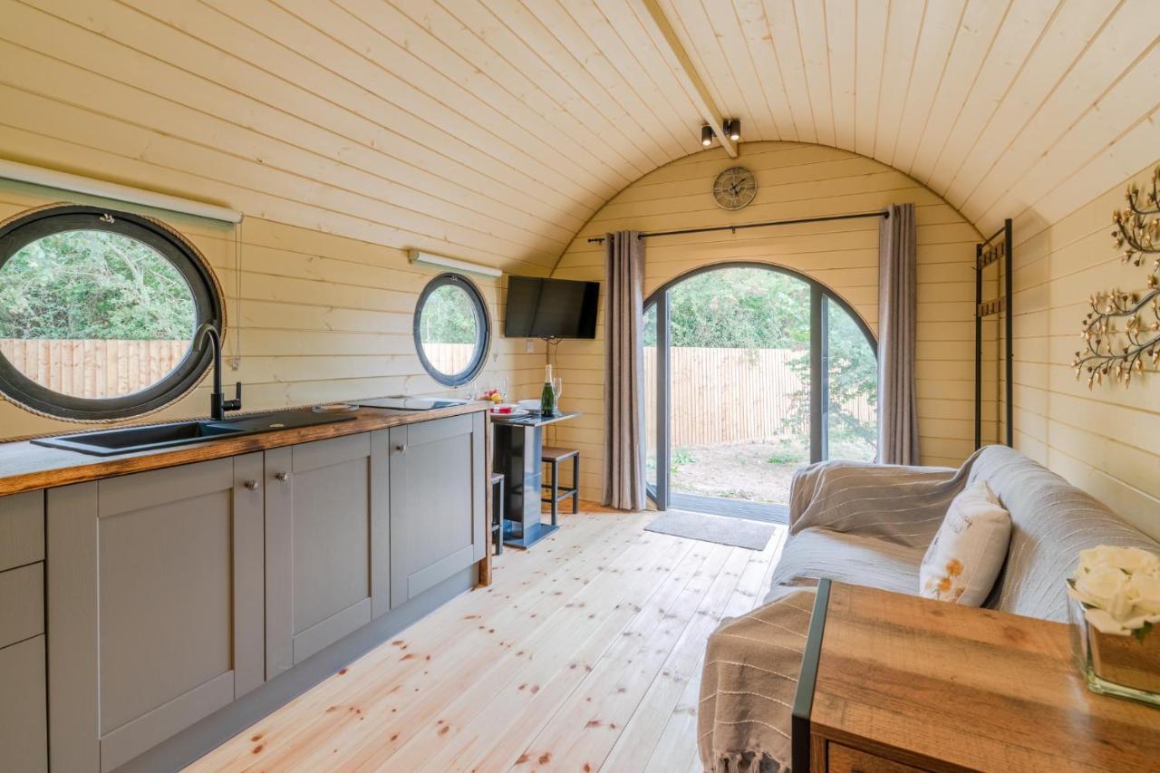 Apple - Luxury Cabin In The Cotswolds Alderton (Gloucestershire) Exterior photo